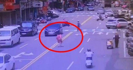 愛車被拖!彰化女紅線違停狂奔追車 慘跌跪地驚險畫面曝光
