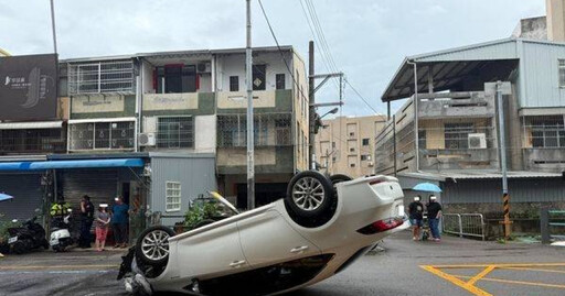 台中酒駕男自撞站牌四腳朝天翻車!公車亭被撞飛 畫面曝光
