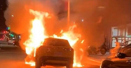 台南凌晨火燒車慘狀!計程車爆燃波及轎車機車 所幸無人傷亡