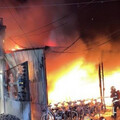 彰化鋰電池工廠大火！整棟狂燒再傳爆炸聲 波及旅館急撤17房客
