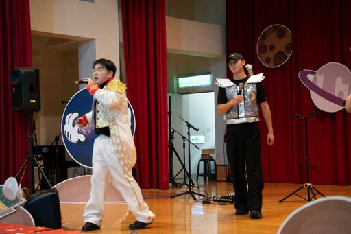 替代役頒獎典禮許光漢上台表演 「閃兵失敗」王大陸尷尬坐台下