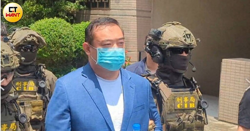 出獄後多次涉嫌恐嚇殺人！吳明達假釋被撤銷 穿藍色西裝移送地檢署