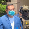 出獄後多次涉嫌恐嚇殺人！吳明達假釋被撤銷 穿藍色西裝移送地檢署