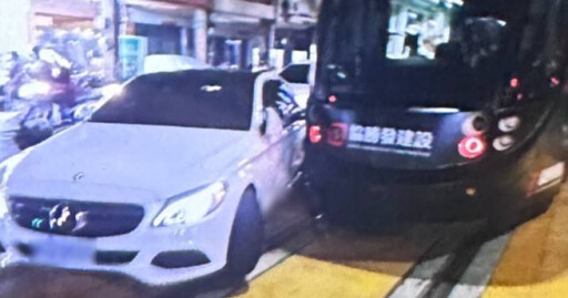 3寶上路!高雄賓士「違規左轉」擦撞輕軌 女駕駛吞紅單遭法辦