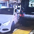 3寶上路！高雄賓士「違規左轉」擦撞輕軌 女駕駛吞紅單遭法辦