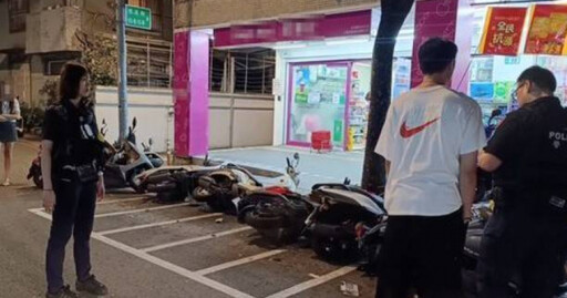 開車撿東西!3寶男「狂掃9機車」慘況曝 OL女友怒:怎麼撞的