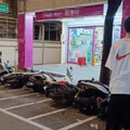 開車撿東西！3寶男「狂掃9機車」慘況曝 OL女友怒：怎麼撞的