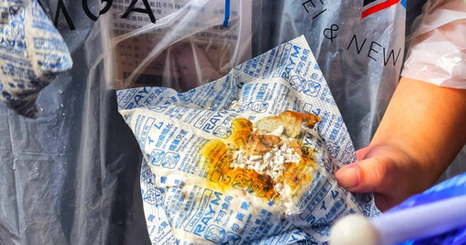 世壯運雨中遊行!大禮包中「乾燥劑遇水自燃」燒出洞 執委會回應了