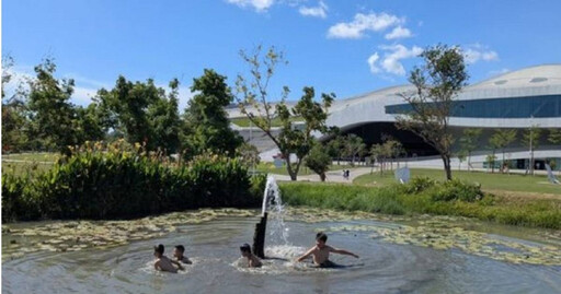 衛武營公園淪水上樂園!屁孩闖水池嬉戲引撻伐 最高恐罰6000