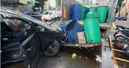 蘆洲轎車左彎撞小黃!再追尾廚餘車慘況曝 釀1骨折1擦傷送醫