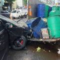 蘆洲轎車左彎撞小黃！再追尾廚餘車慘況曝 釀1骨折1擦傷送醫