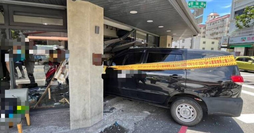 秒變得來速!花蓮廂型車暴衝「插進」早午餐店 釀13傷送醫