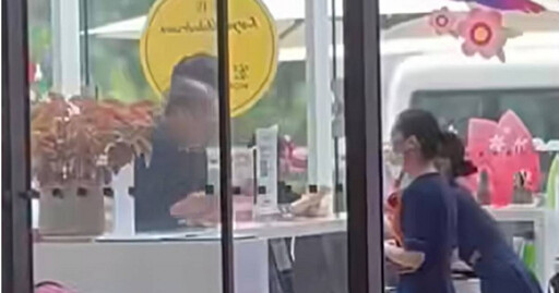 因停車費折抵問題爆氣 男子大罵櫃台人員:Look in my eyes