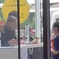 因停車費折抵問題爆氣 男子大罵櫃台人員：Look in my eyes