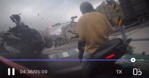 暴衝140m!三峽車禍恐攻式撞擊瞬間曝 「騎士載孩被撞飛」安全帽噴半空
