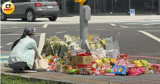 男子不捨學生殞命哭了! 三峽死亡路口擺滿悼念品惹鼻酸