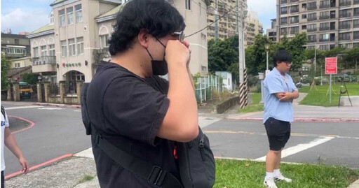 男子不捨學生殞命哭了! 三峽死亡路口擺滿悼念品惹鼻酸