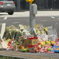 男子不捨學生殞命哭了！ 三峽死亡路口擺滿悼念品惹鼻酸