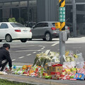 北大國小前車禍釀3死 民眾路口擺滿鮮花零食悼念