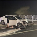 屏東進德大橋驚魂！19歲女駕駛自撞分隔島再倒退撞護欄 車頭損毀