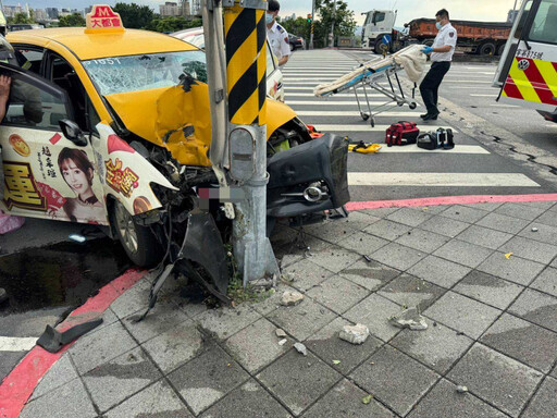 快訊/又傳暴衝車禍!北市兒童新樂園前計程車自撞電線桿 司機昏迷送醫