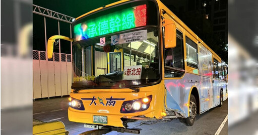 快訊/北市公車突失控衝人行道! 2乘客受傷送醫