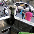 趁天涼出門散步…台南恩愛夫妻遇「車輛爆衝」死劫 事故畫面曝光