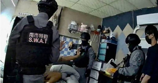 神壇淪毒窟!台南警破門攻堅活逮2毒販 他睡神桌求庇護仍落網