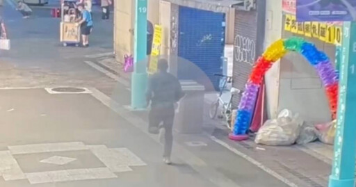 違規騎上人行道意外曝身份!甘比亞男跑給警察追 逾期居留10年慘了