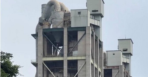 台泥花蓮和平廠大火!黑煙狂竄再傳爆炸聲 消防灌救幸無傷亡