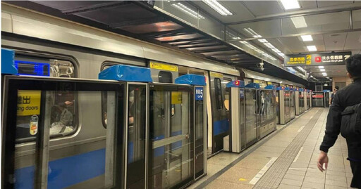 被包包撞到不爽了!2女北捷車廂內「當眾互罵幹架」遭請下車