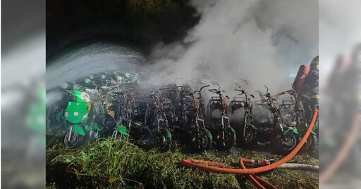 新店郵局電動機車停車場火警! 101輛報廢車遭燒毀