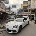 台中古董車商疑妻外遇 憤怒駕保時捷跑車狂撞三義民宅