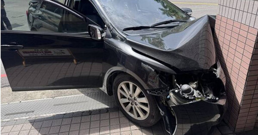 彰化女中前驚魂!轎車暴衝撞醫院門柱 冒煙嚇壞民眾