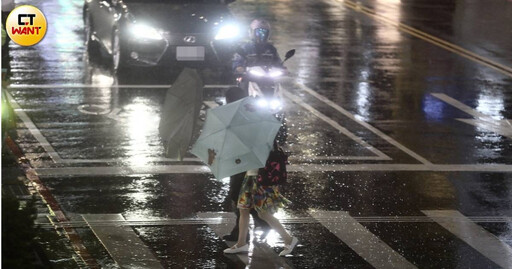北北基桃大雷雨狂炸像颱風 新北建案鷹架突倒塌壓毀路邊轎車