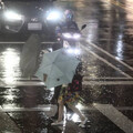 北北基桃大雷雨狂炸像颱風 新北建案鷹架突倒塌壓毀路邊轎車