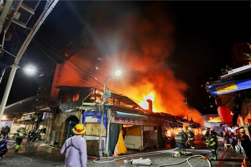 萬華華西街凌晨火警!「狂燒5店鋪」爆炸聲不斷