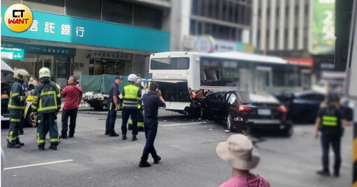 快訊/北市重慶南、衡陽路口嚴重車禍!轎車猛撞公車 至少8人受傷