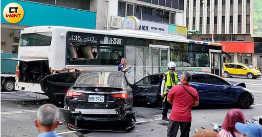 快訊/北市重慶南、衡陽路口嚴重車禍!轎車猛撞公車 至少8人受傷