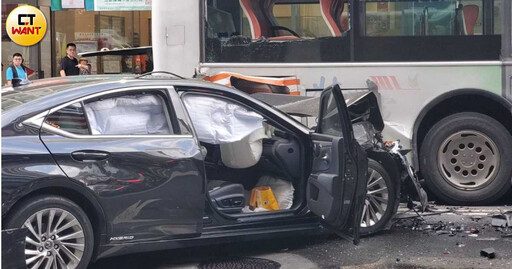 快訊/北市重慶南、衡陽路口嚴重車禍!轎車猛撞公車 至少8人受傷