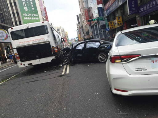 快訊/北市重慶南、衡陽路口嚴重車禍!轎車猛撞公車 至少8人受傷