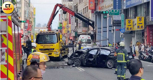 快訊/北市重慶南、衡陽路口嚴重車禍!轎車猛撞公車 至少8人受傷