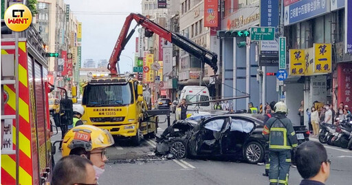 快訊/北市嚴重車禍!轎車爆衝撞公車 8人傷勢曝