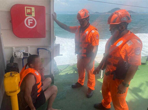 4天2起偷渡金門!陸男「套泳圈」直衝大膽島 海巡海上攔截畫面曝