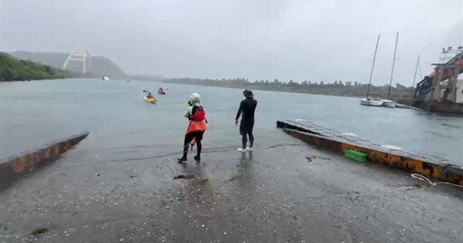 30名學生海上驚魂 海大獨木舟課遭遇惡浪翻覆幸全員獲救