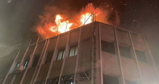 桃園民宅祝融!4樓神明廳「猛竄火煙」畫面曝 消防灌救幸無傷亡