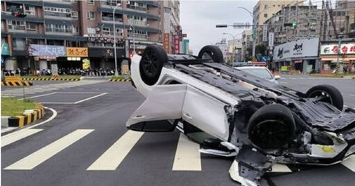 台中男清晨恍神自撞翻車! 車頭猛撞庇護島驚險翻覆