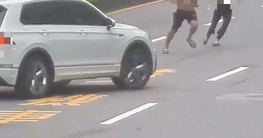 情侶路中激吵!莽男欲使「鐵頭功」撞車威嚇 嚇壞駕駛急閃躲