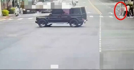 日男過馬路無辜遭踹 警調監視器追粉衣女