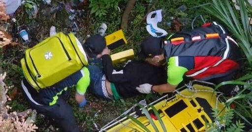 醉女摔包包物品散落 男友跨欄救援驚險墜橋10公尺送醫